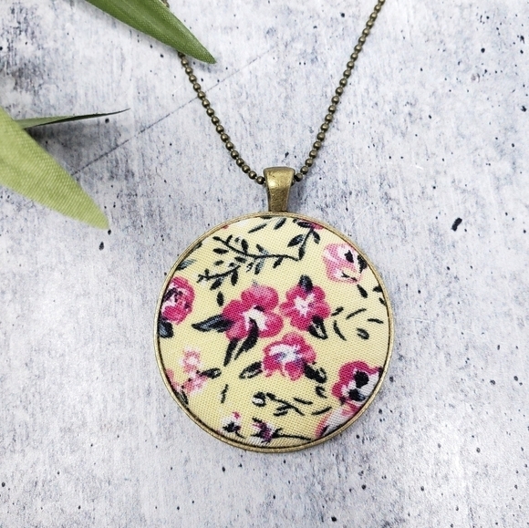 New Handmade | Floral Fabric Button Necklace - Picture 1 of 2